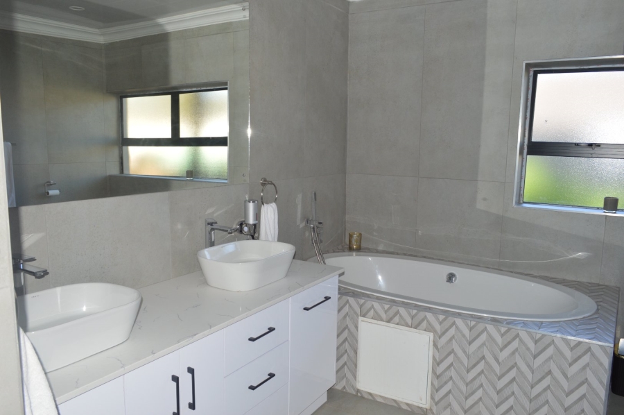 4 Bedroom Property for Sale in Flamwood North West